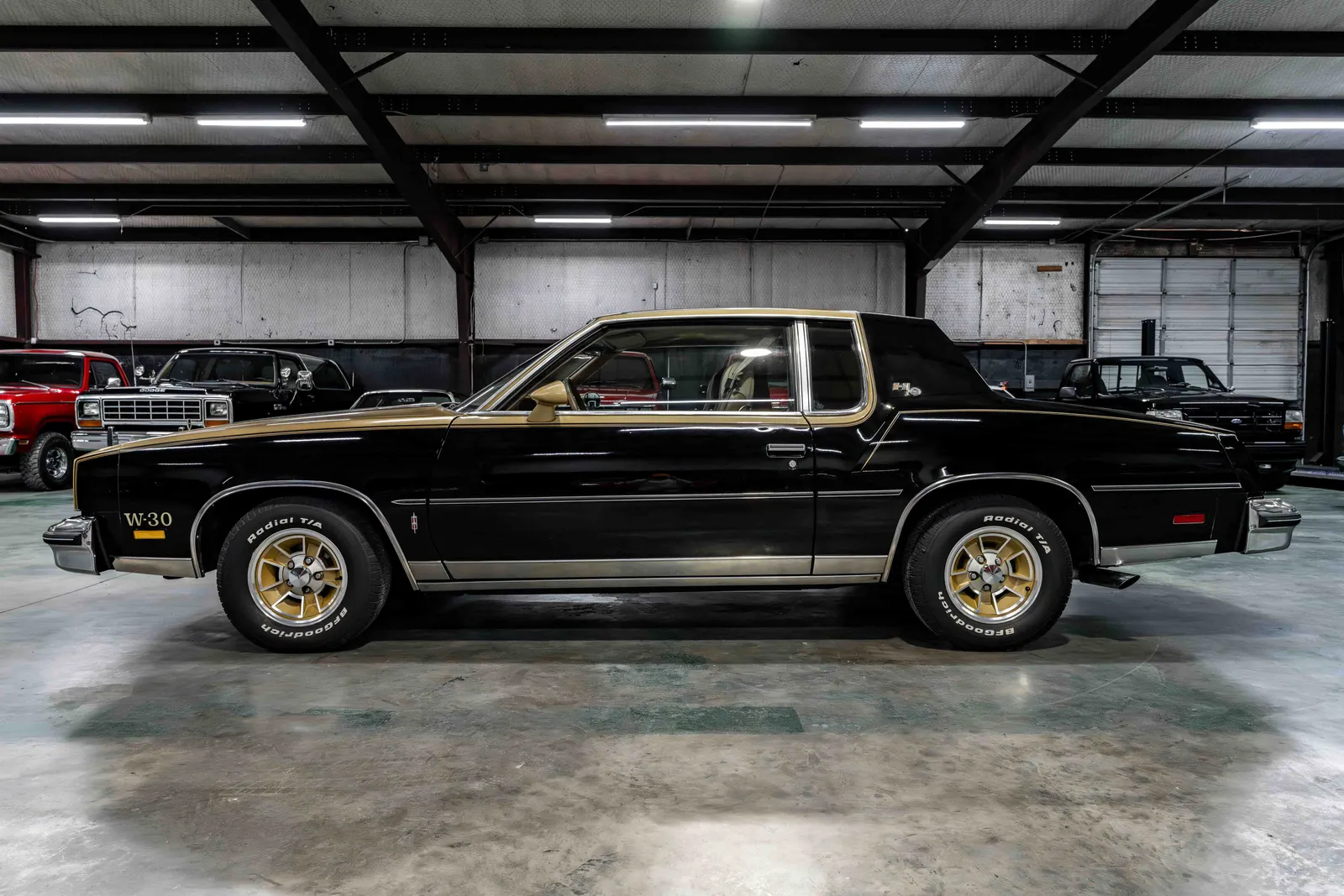 1_1979-Oldsmobile-W30-Black and Gold-536930-37.jpg